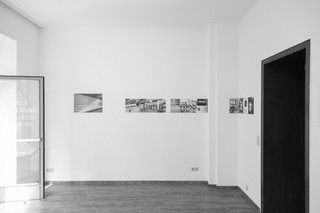 "Neue Graeue" – Einzelausstellung, Post Tyler, Köln 2017. 18 Buchdruckbögen (Digitaldruck), Nägel (Foto: Javier Gastelum).

_"Neue Graeue" – Solo show, Post Tyler, Cologne 2017. 18 bookspreads (digital print), nails (photo: Javier Gastelum)._