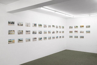 "By Cars" – Atelier & Galerie 52, Essen 2016. 44 c-prints, 30 x 20 cm, Hartschaumplatten, Klebeband, 6 C-Prints 60 x 40 cm, Klebeband.

_"By Cars" – Atelier & Galerie 52, Essen 2016. 44 c-prints, 11.8" x 7.9", hard-foam-board, tape, 6 c-prints 23.6" x 15.7", tape._