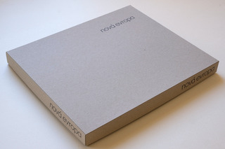"Nová Evropa (Edition)" (2023) – Künstlerbuch (108 Seiten, 27,7 x 33,2 cm), Fine Art Print, Box, 15er Edition, Typografie: Kai Behrendt. __Erhältlich bei__ <a href="https://www.cafelehmitz-photobooks.com/kasners-christian-woodward.html" target="_blank">Caf&eacute; Lehmitz Photobooks</a> (Köln) und via <a href="mailto:kasners@posteo.de">Mail</a>. __251€ + Versand und Verpackung__ 

_"Nová Evropa (Edition)" 2023 – Artistbook (108 pages, 10.9" x 13"), fine art print, box, edition of 15, typography: Kai Behrendt._  __Available at__ <a href="https://www.cafelehmitz-photobooks.com/en/kasners-christian-woodward.html" target="_blank">Caf&eacute; Lehmitz Photobooks</a> (Cologne) and via <a href="mailto:kasners@posteo.de">mail</a>.  __251€ + shipping and packaging__ 